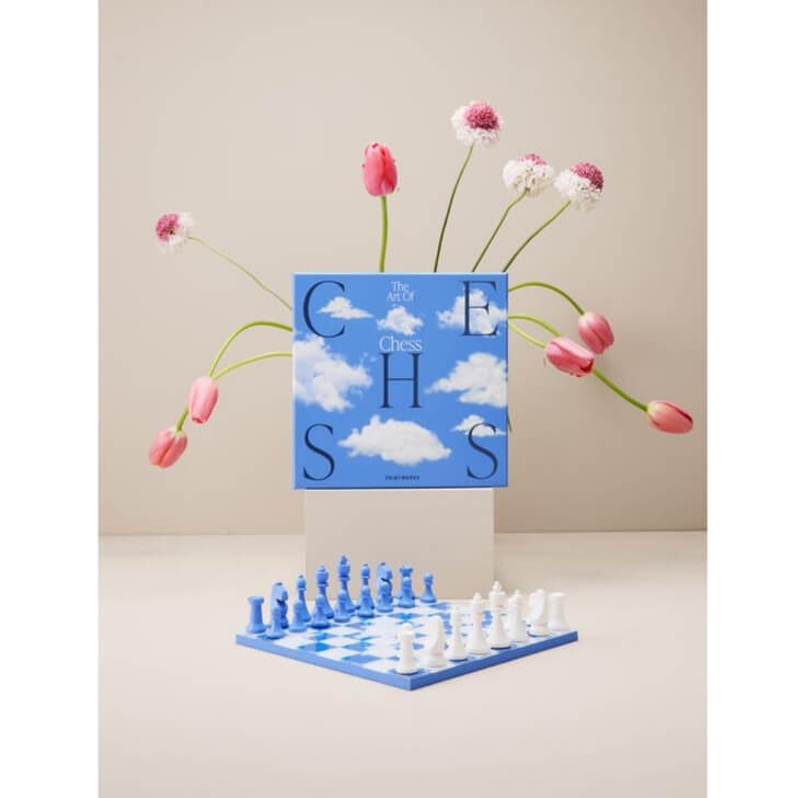schaakbord met wolken met bloemen