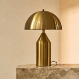 Gouden design lamp groot formaat op marmer