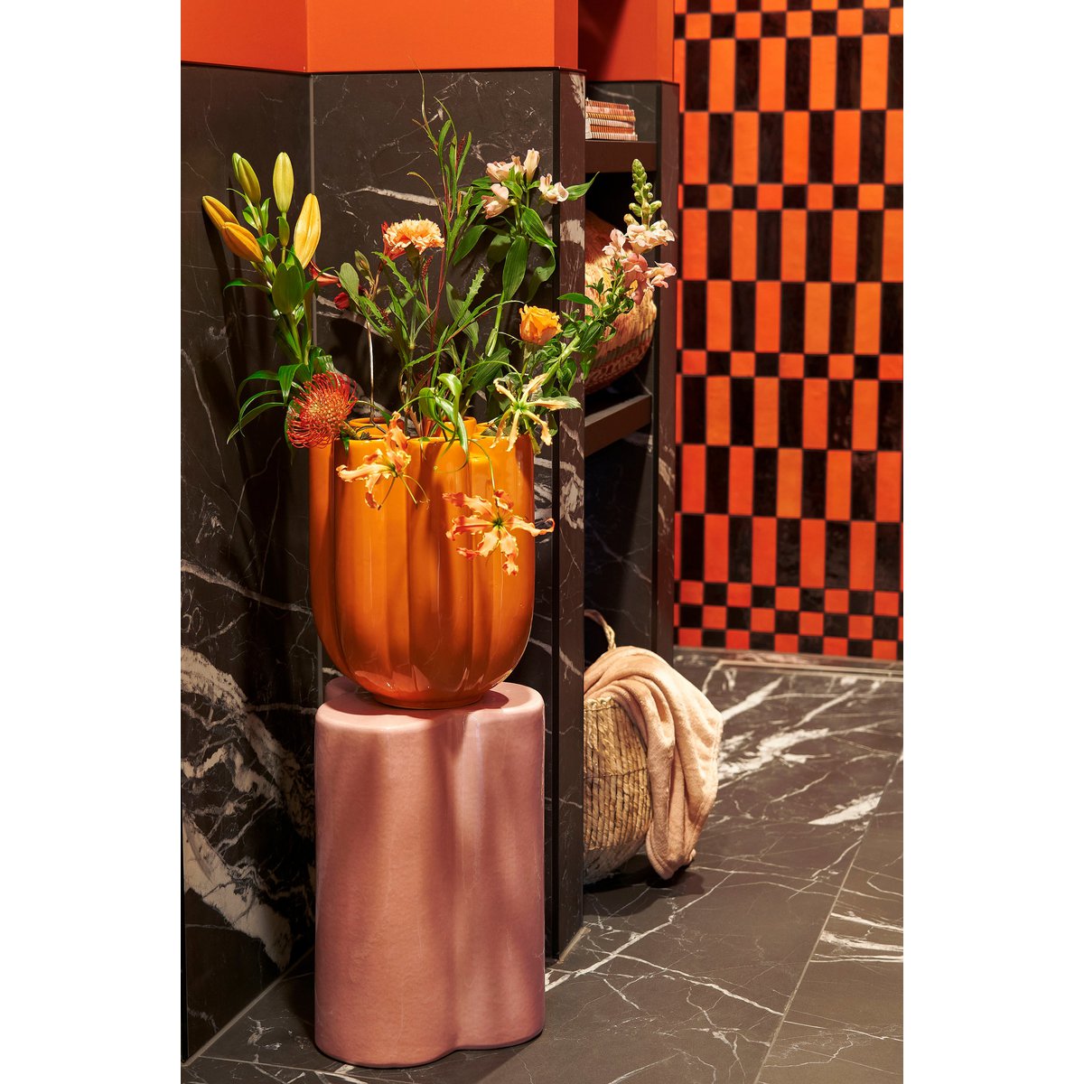 Oranje tulpenvaas in gang
