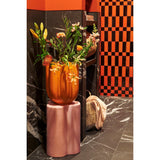 Oranje tulpenvaas in gang