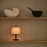 Kleine lampenkap lamp in kast