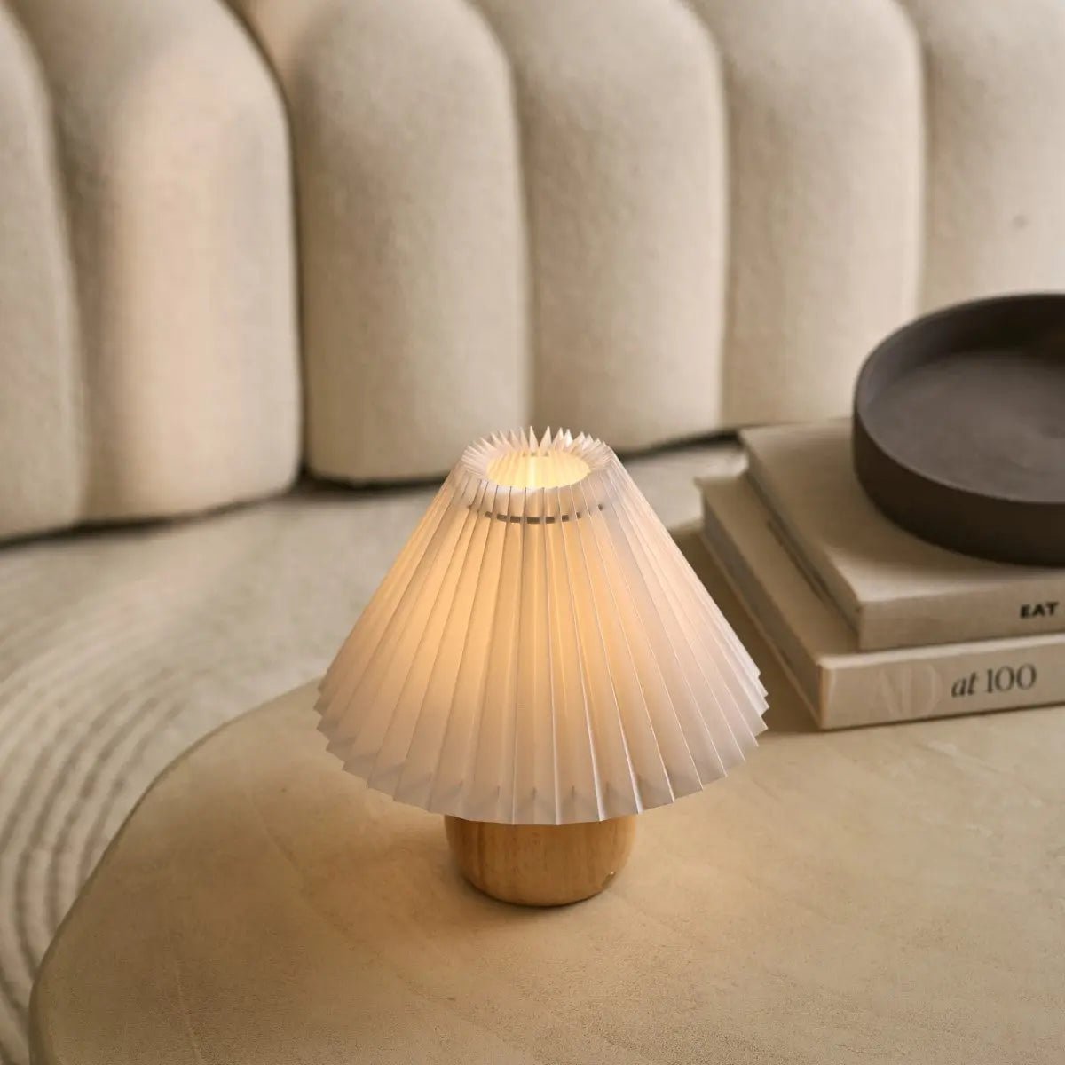 Houten lamp met lampenkap op tafel