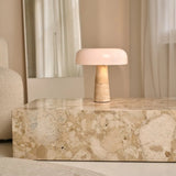 Tavertijn lamp met wit glas op marmeren tafel