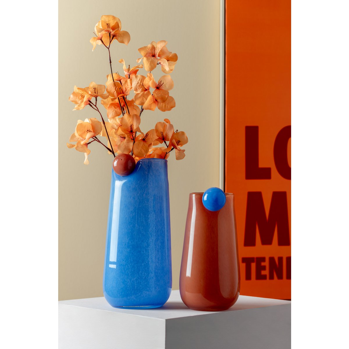 Blauwe vaas glas op kast