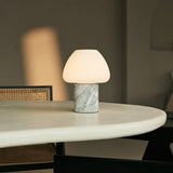 Tafellamp wit marmer op tafel