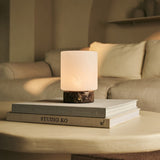 Glazen lamp op boeken