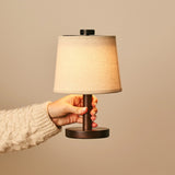Kleine lampenkap lamp in hand