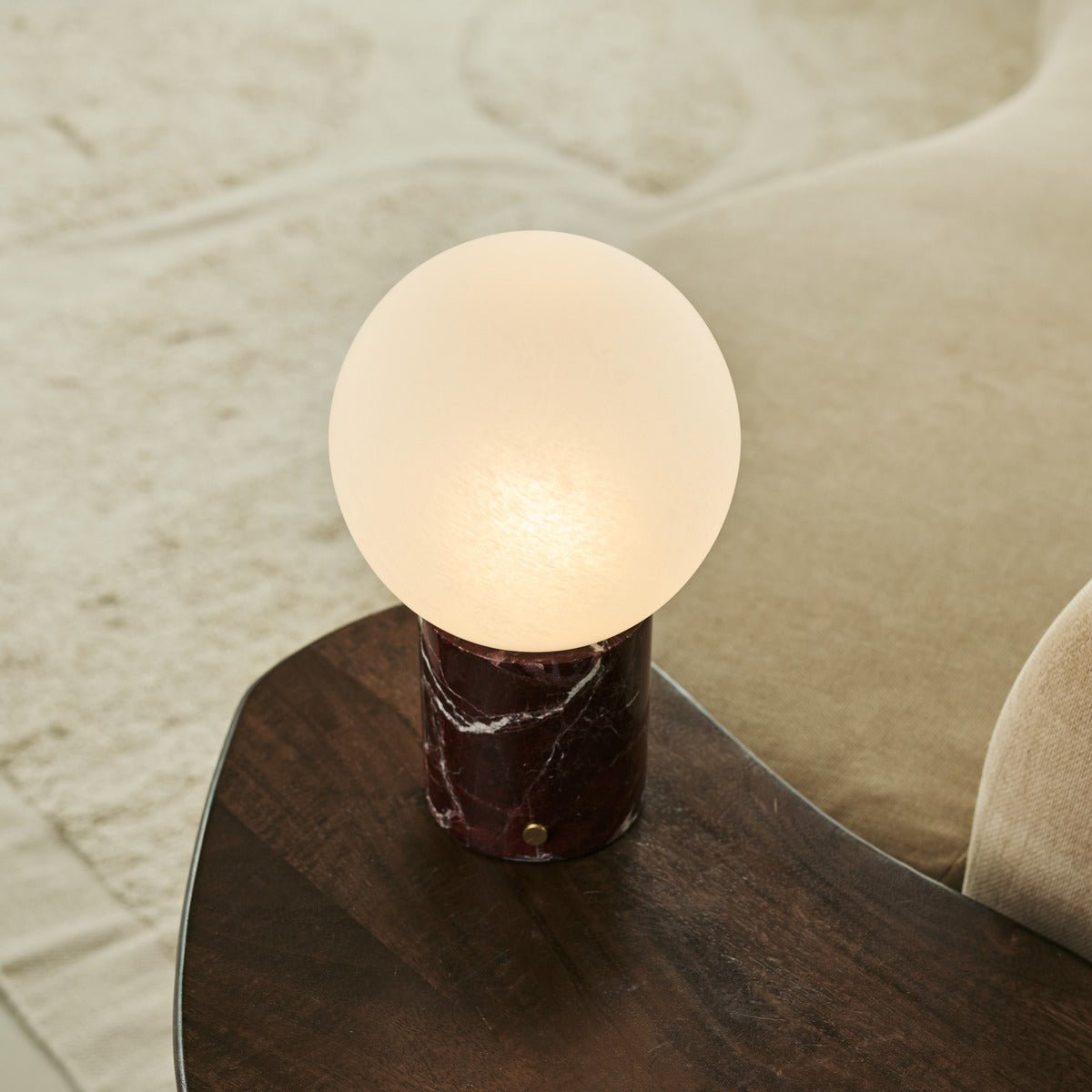 rode marmeren lamp op stoel