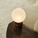 rode marmeren lamp op stoel