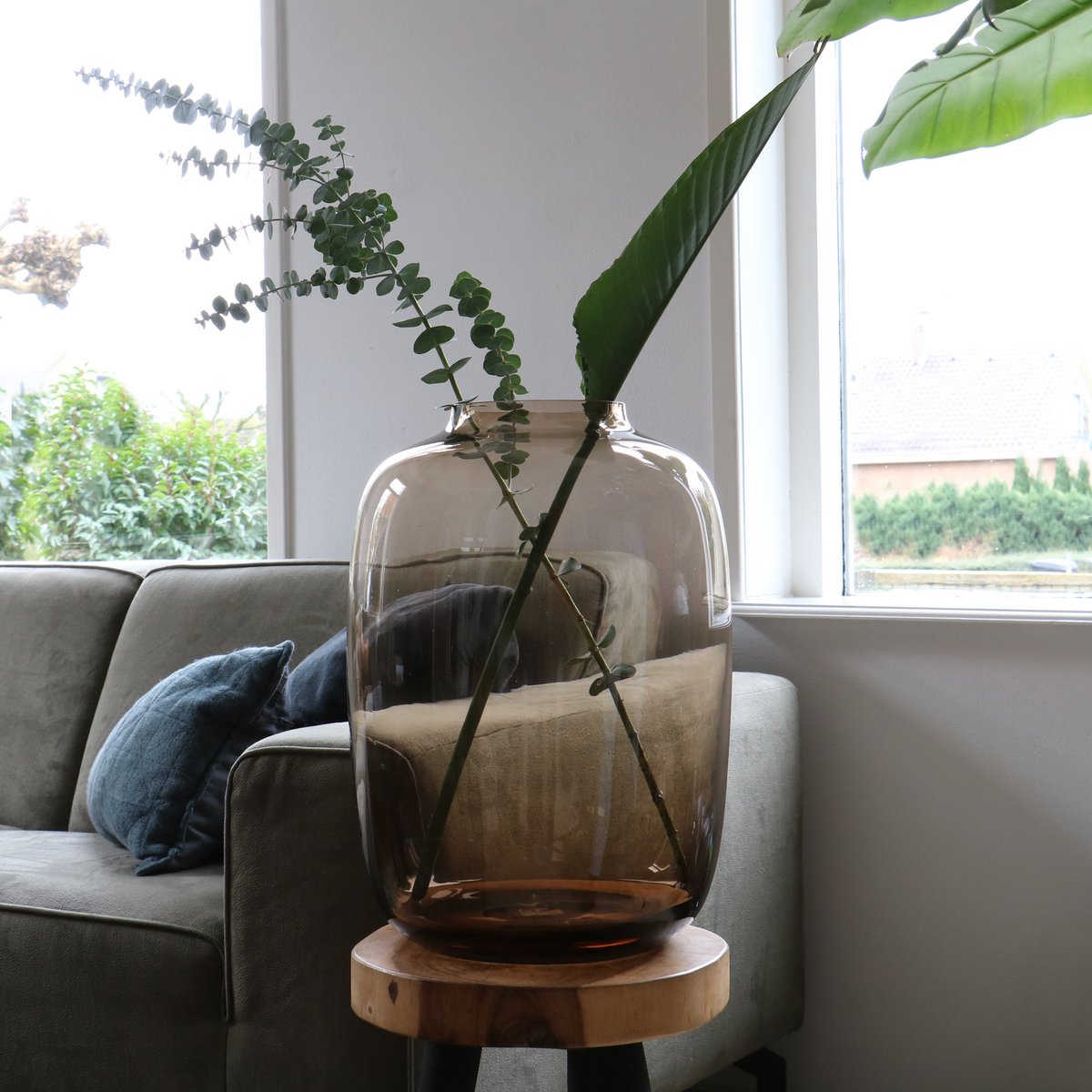 Bruine glazen vaas op tafel