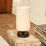 Oplaadbare lamp met lampenkap op tafel