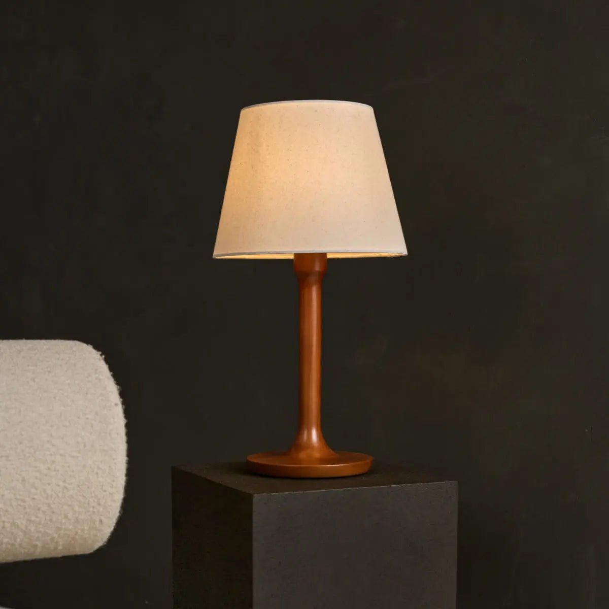 lamp voor vensterbank op tafel