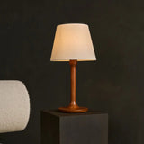 lamp voor vensterbank op tafel