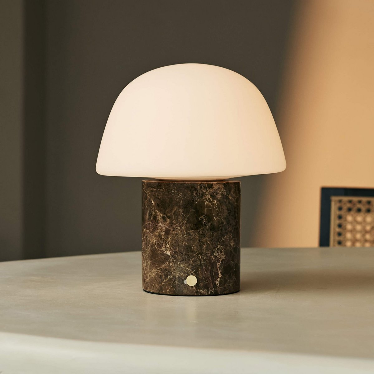 lamp bruin marmer op tafel