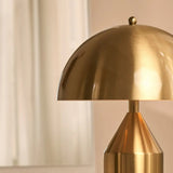 Gouden design lamp groot formaat van dichtbij
