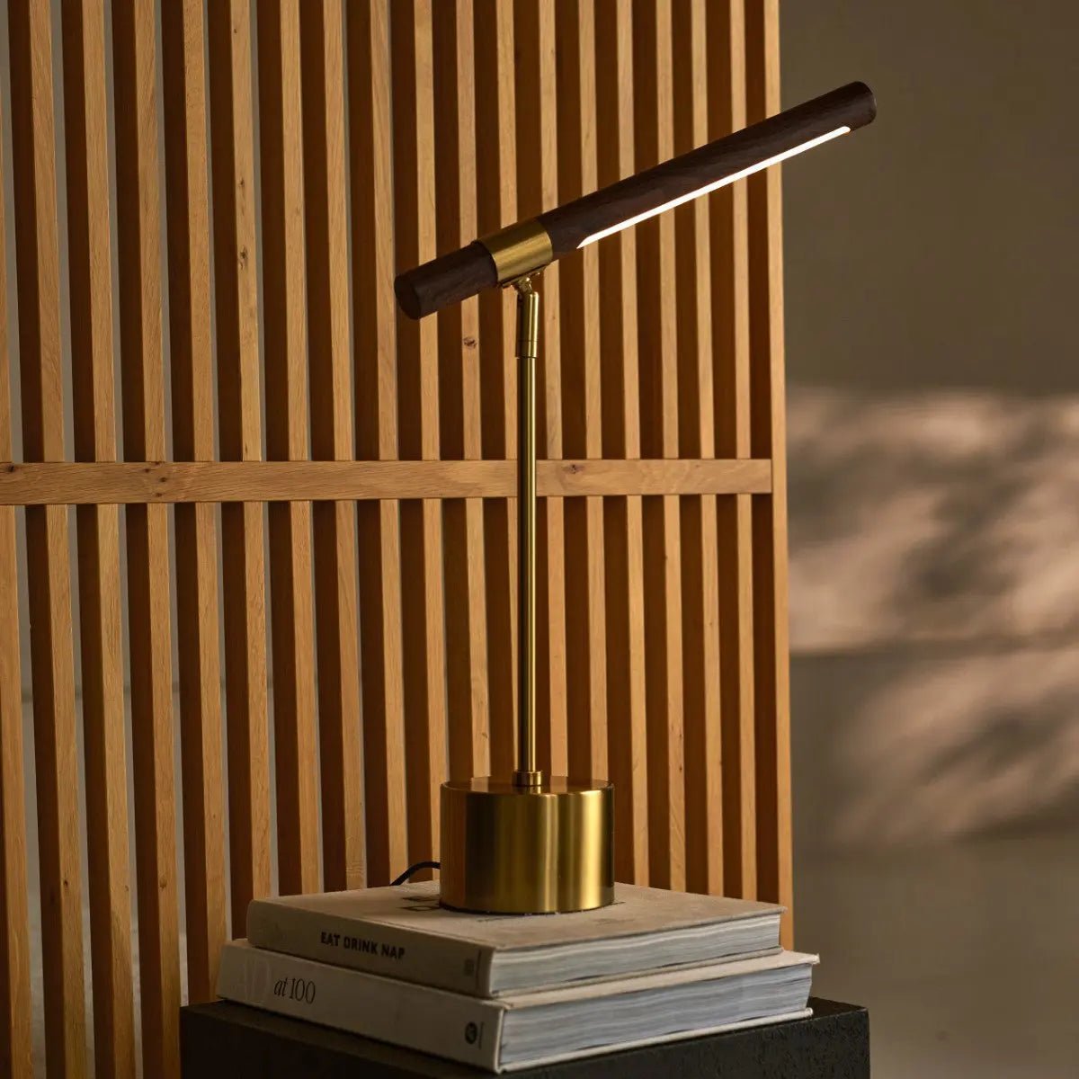 design bureaulamp op boeken