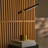 design bureaulamp op boeken