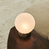 Bolvormige lamp  op tafel