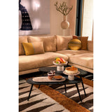 Beige keramieken vaas met takken erin