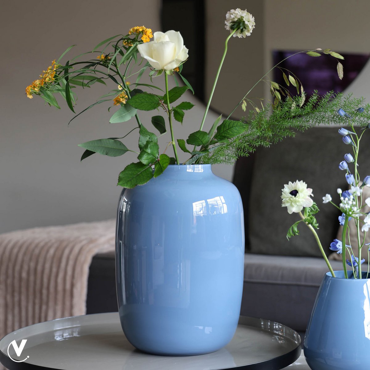 Blauwe glazen vaas op tafel