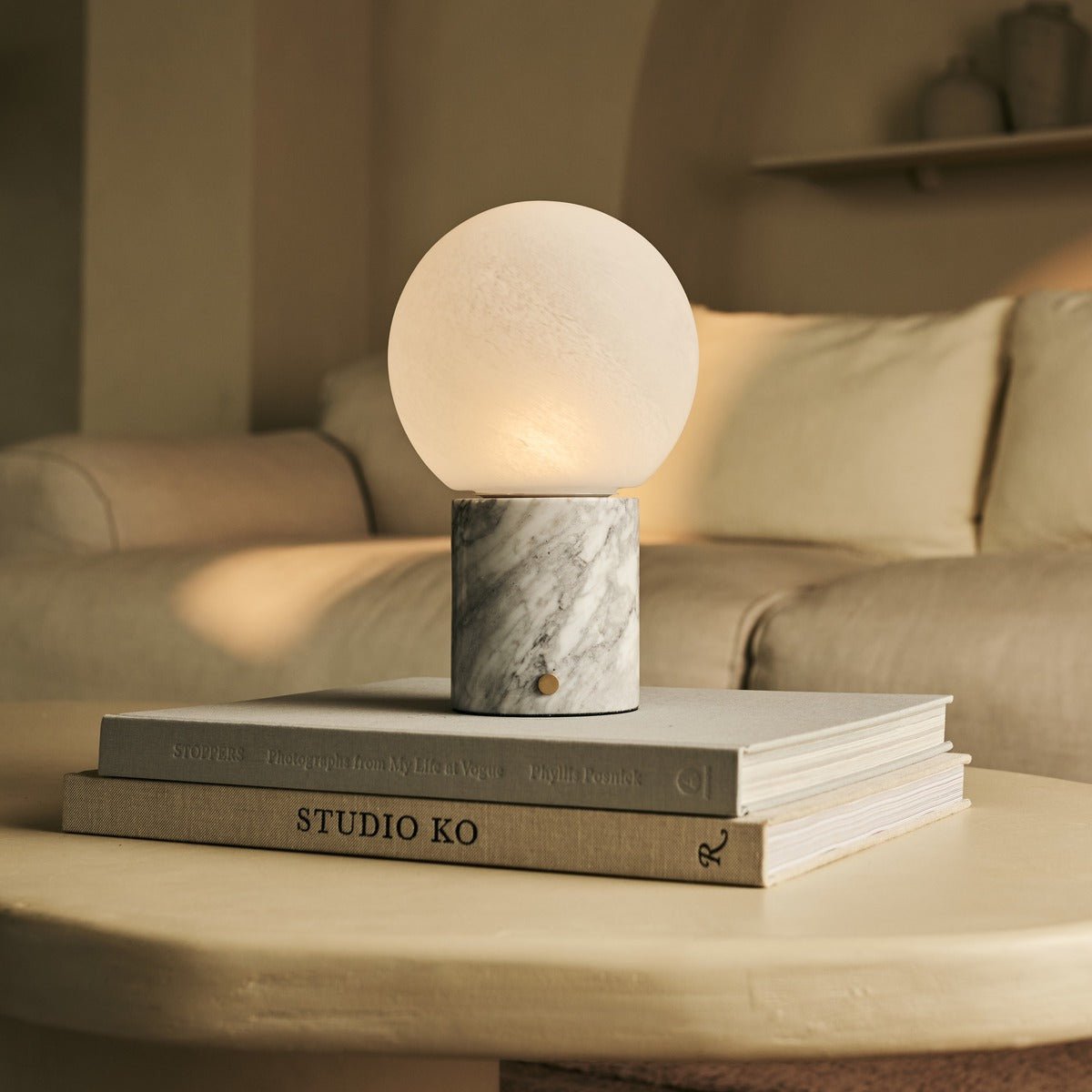 Witte marmeren lamp op boeken
