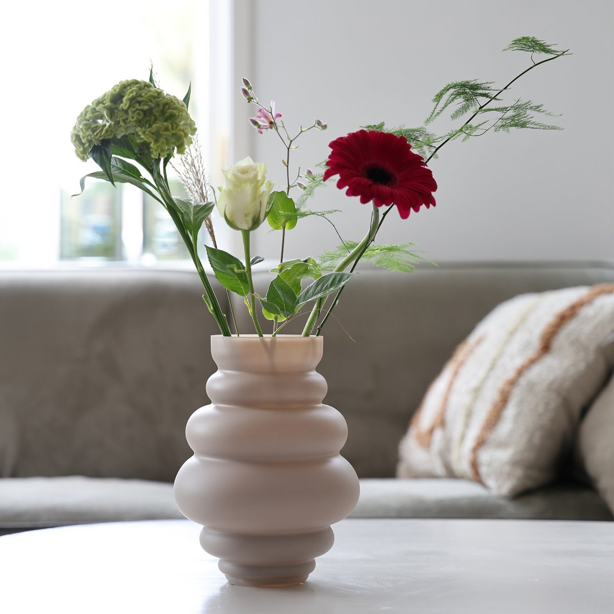 Mat grijze vaas met bloemen