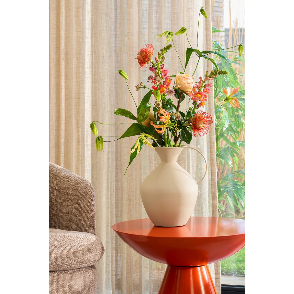 Beige vaas op tafel