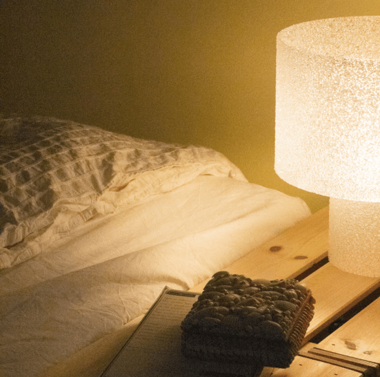 ninetyoneninetytwo december lamp naast bed