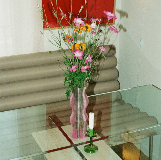 91-92 vaas roze op tafel