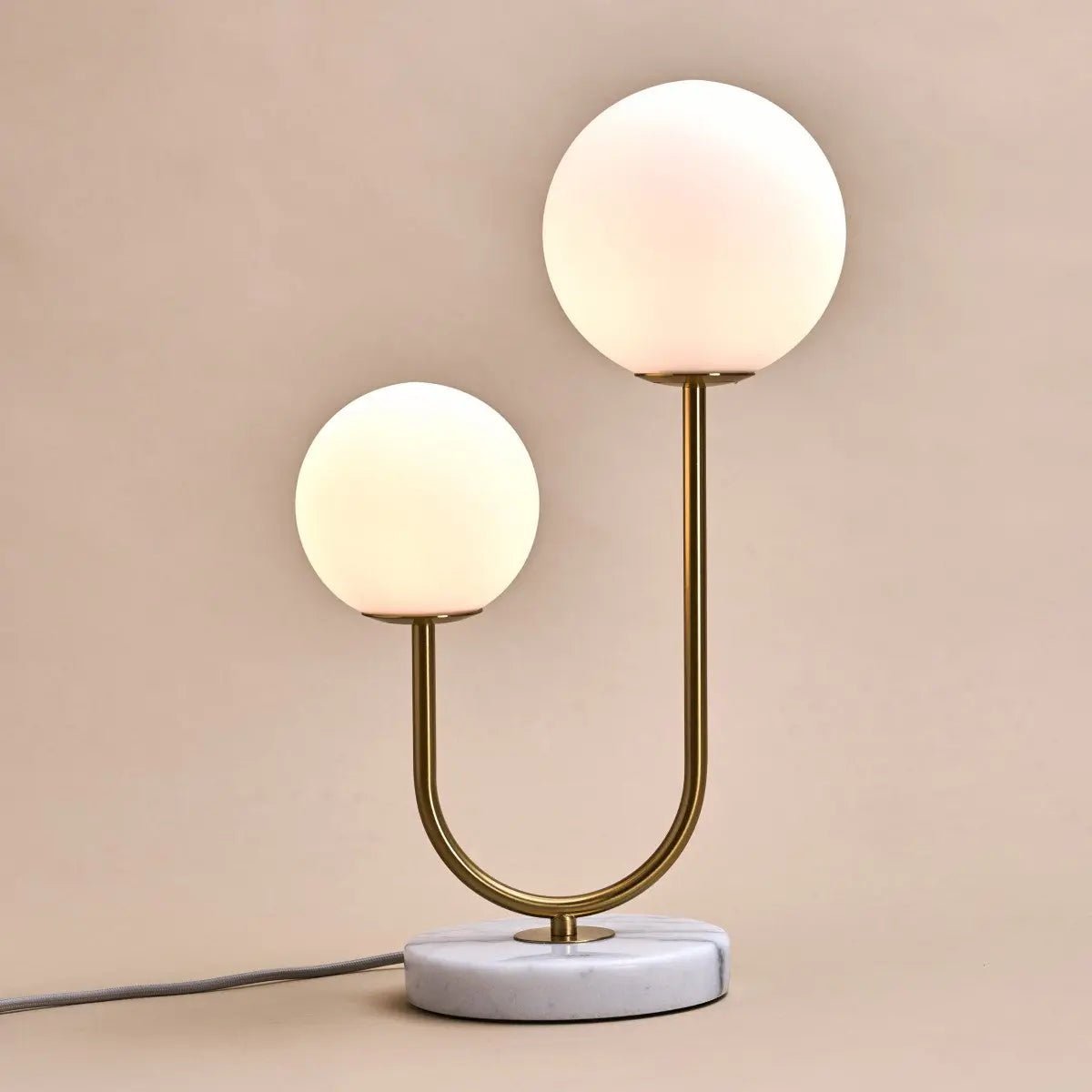Twee bolvormige lampen