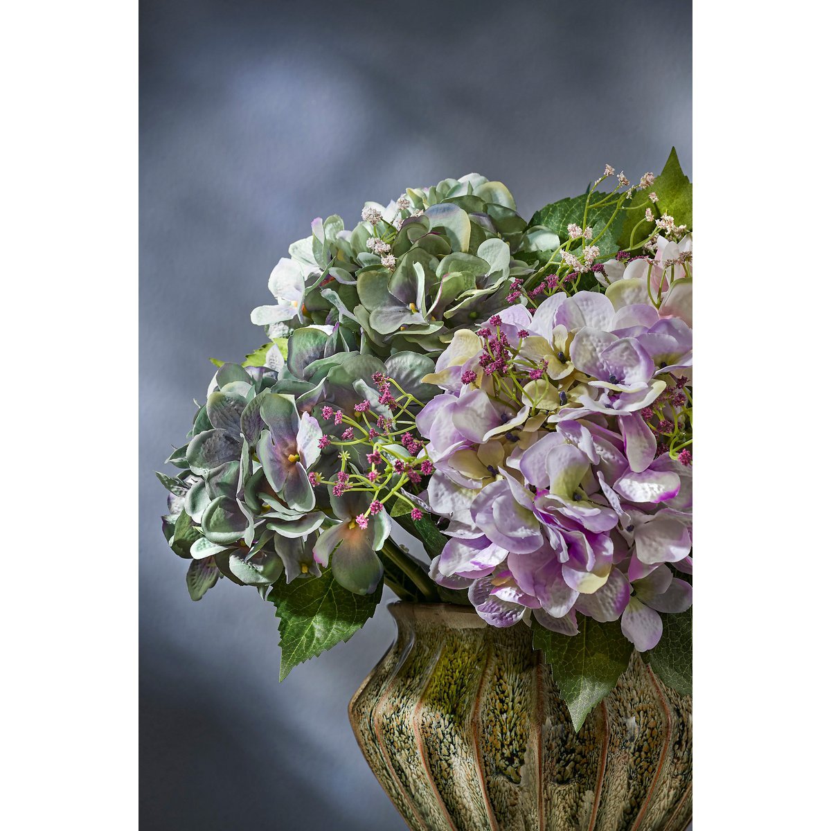 Keramieken smalle vaas met bloem