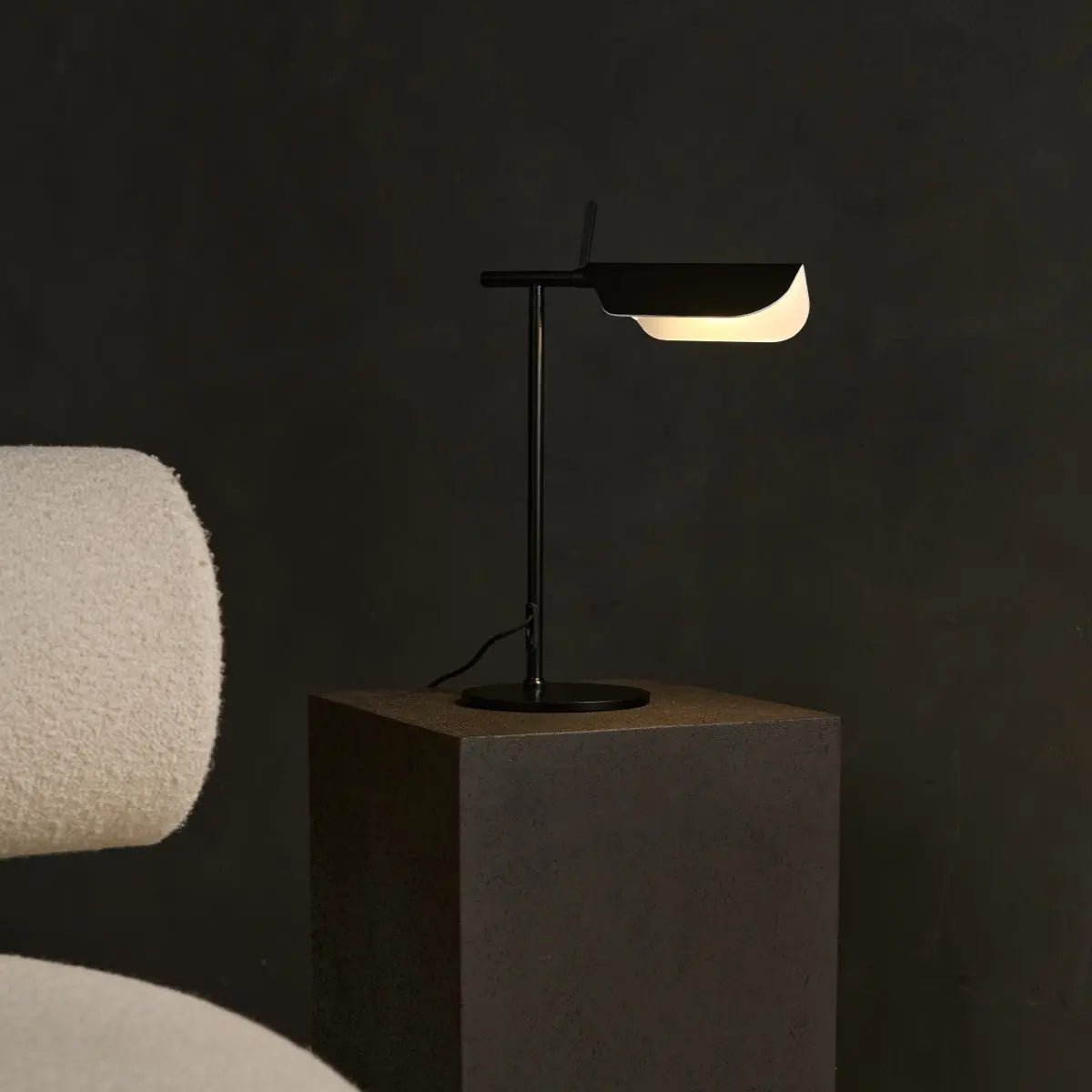 zwarte design bureaulamp voor zwarte achtergrond