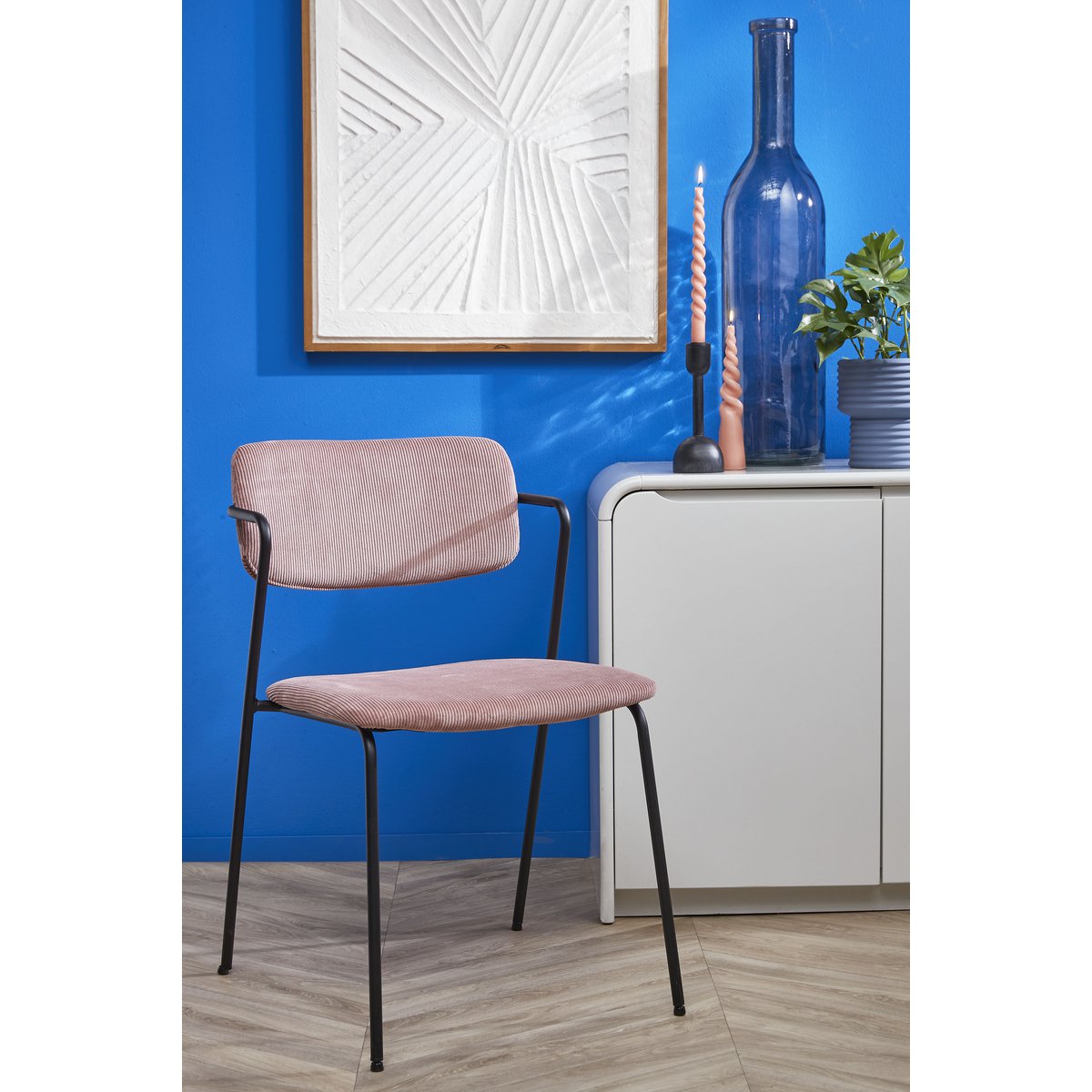 Blauwe flesvaas op kast