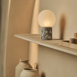 Witte marmeren lamp in kast