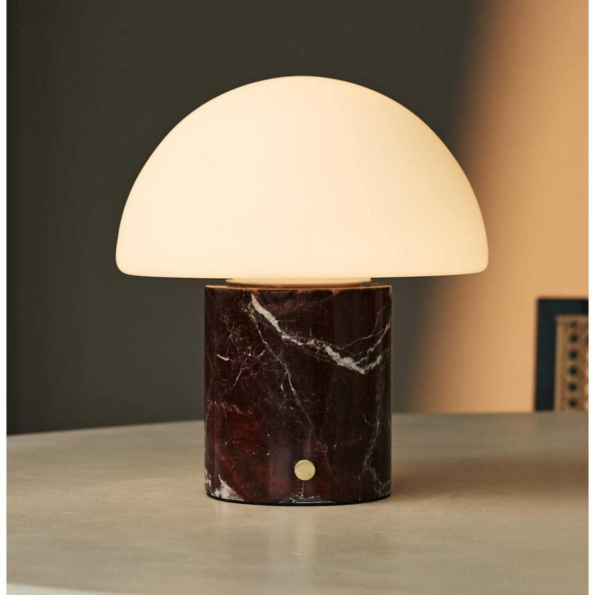 Lamp rood marmer op tafel