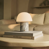 lamp marmer wit  op boeken