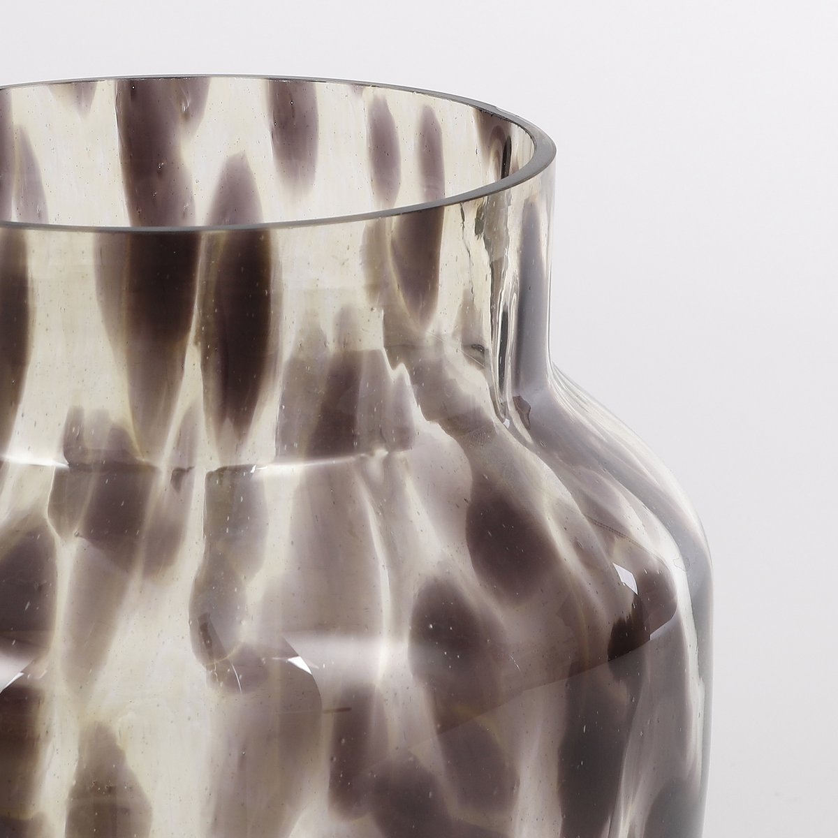 Vaas met zwarte stippen glas