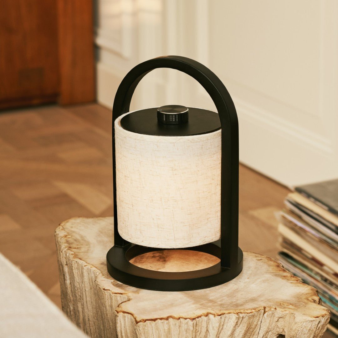 Lamp voor vensterbank op bijzettafel