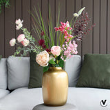 Gouden vaas op tafel