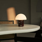 Lamp rood marmer op eettafel