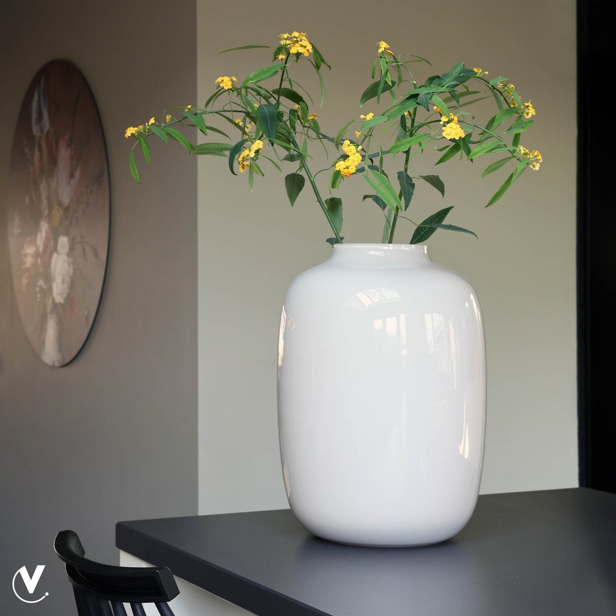 Witte glazen vaas met bloemen
