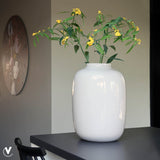 Witte glazen vaas met bloemen