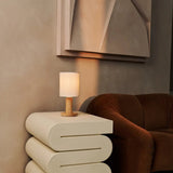 Lamp met lampenkap in het zonlicht