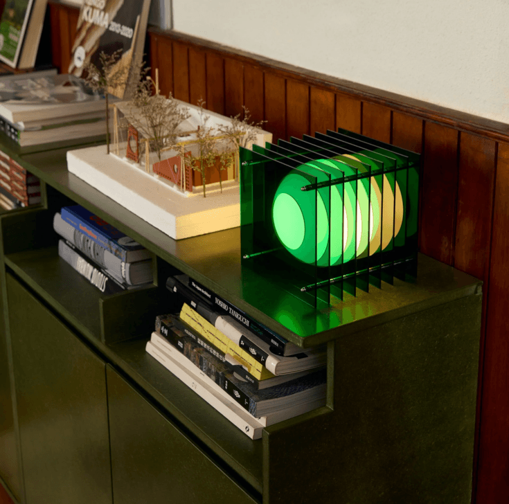 Bang Lop Lamp Groen op kast