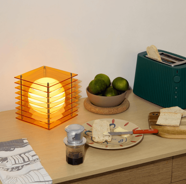 Lop lamp bang oranje in keuken