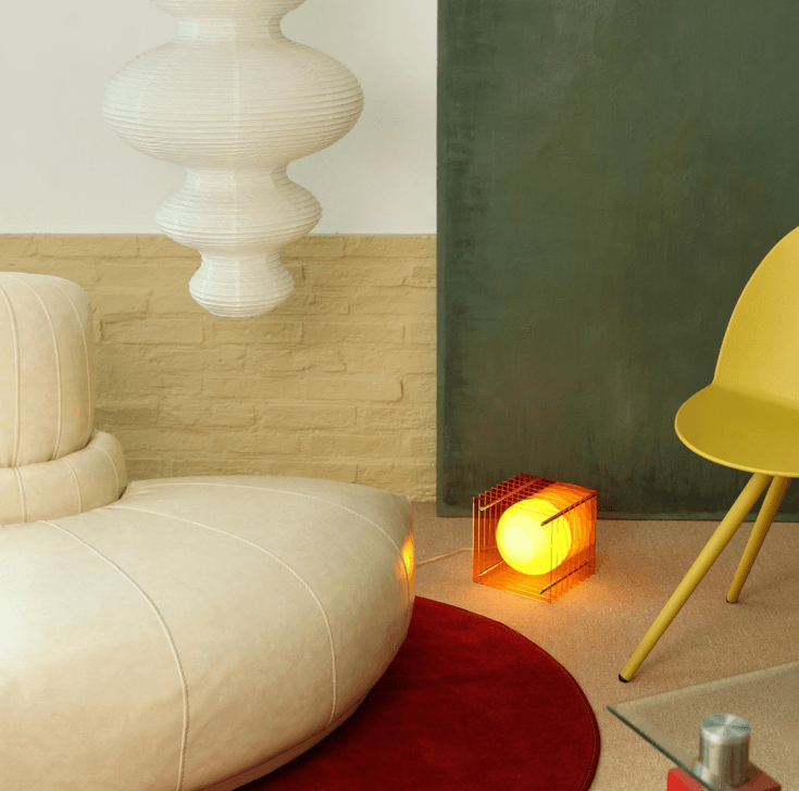 Lop lamp bang oranje in woonkamer