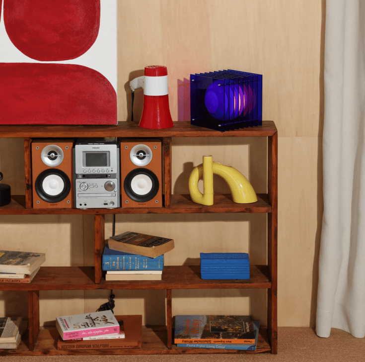 Bang lop lamp blauw op kast