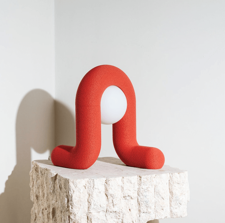 Emil Robbrecht Lamp rood op kast