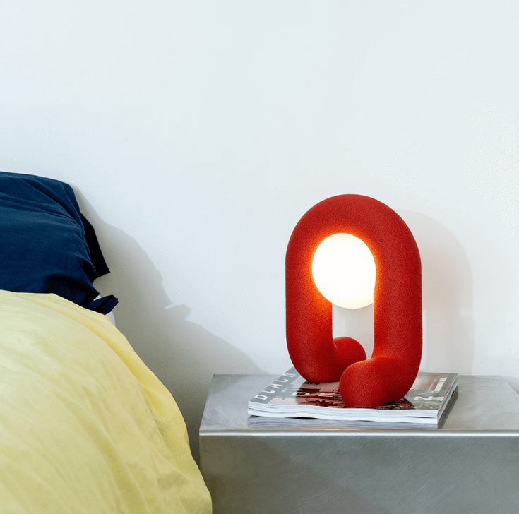 Emil Robbrecht Lamp rood naast bed