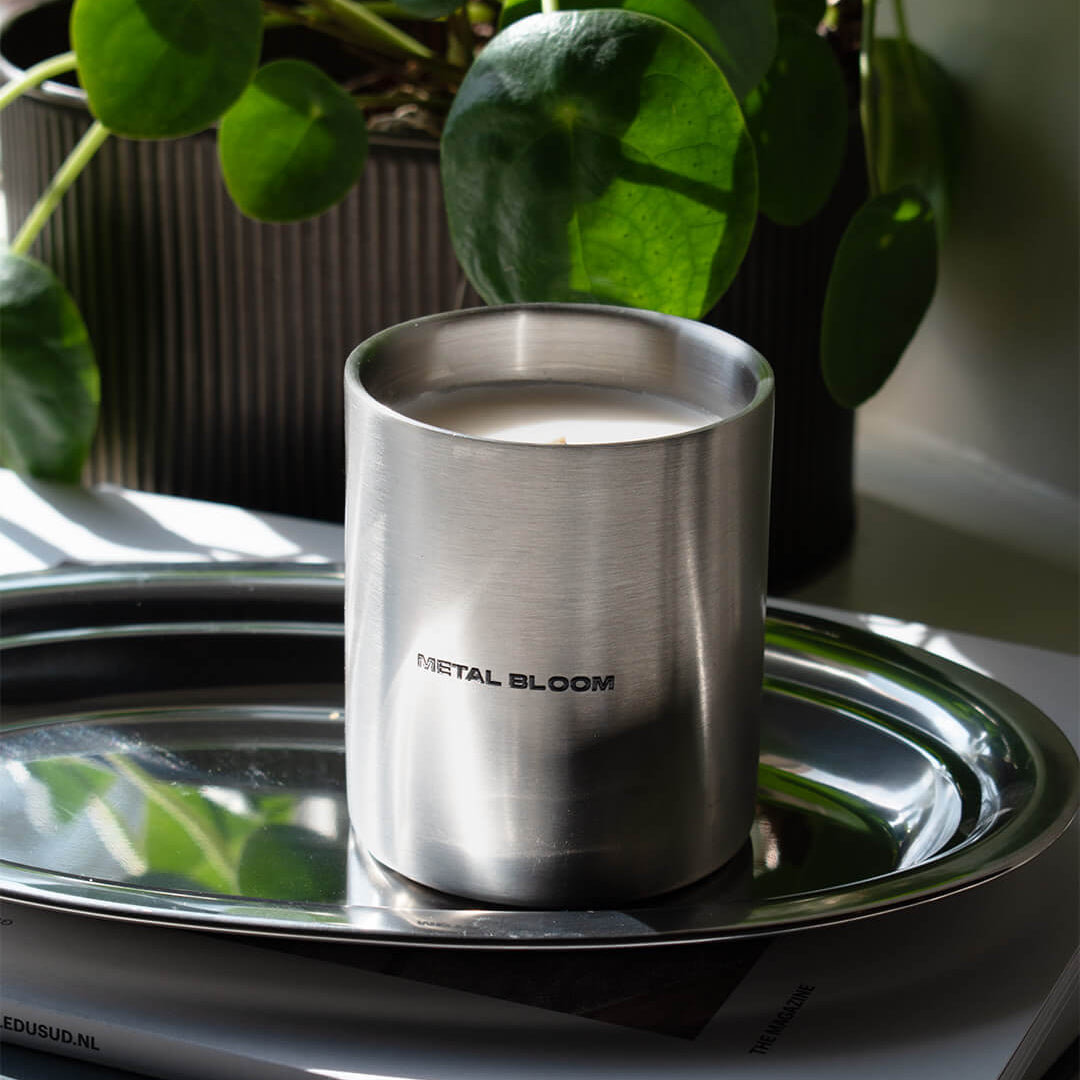 Metal bloom geurkaars op zilveren dienblad